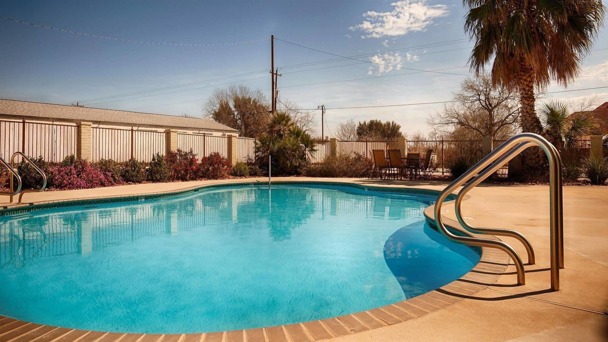 Surestay Hotel By Best Western Floresville Exterior photo